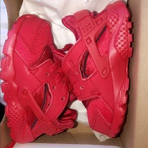 Kid shoes Size 4c need gone !!